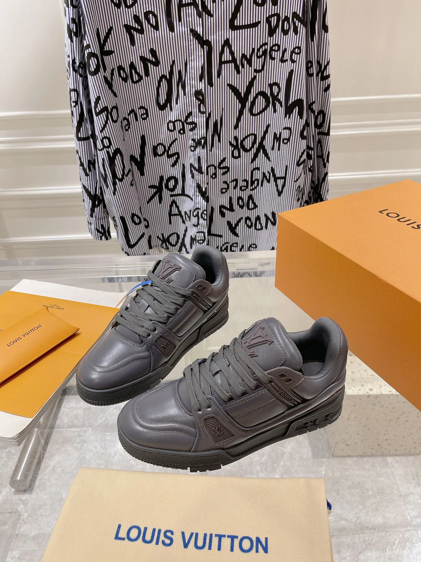 👟👟Ex-factory price 840👟👟 Top version #couple style 2024 hot LV 𝘁𝗿𝗮𝗶𝗻𝗲𝗿 series of the latest couple style sneakers, the quality has been upgraded again, the details are awesome, it just doesn’t look too good! The model was sold out immediately within ten minutes of the official website going on sale. TPU outsole, mold fee is 2w+. The texture is comparable to the original version. The feet are made of polymeter micro-material and breathable British mesh. The details are the same as the original version. Please pay attention to distinguish the currency materials on the market. Size: Female 35-39, Male 39-45M